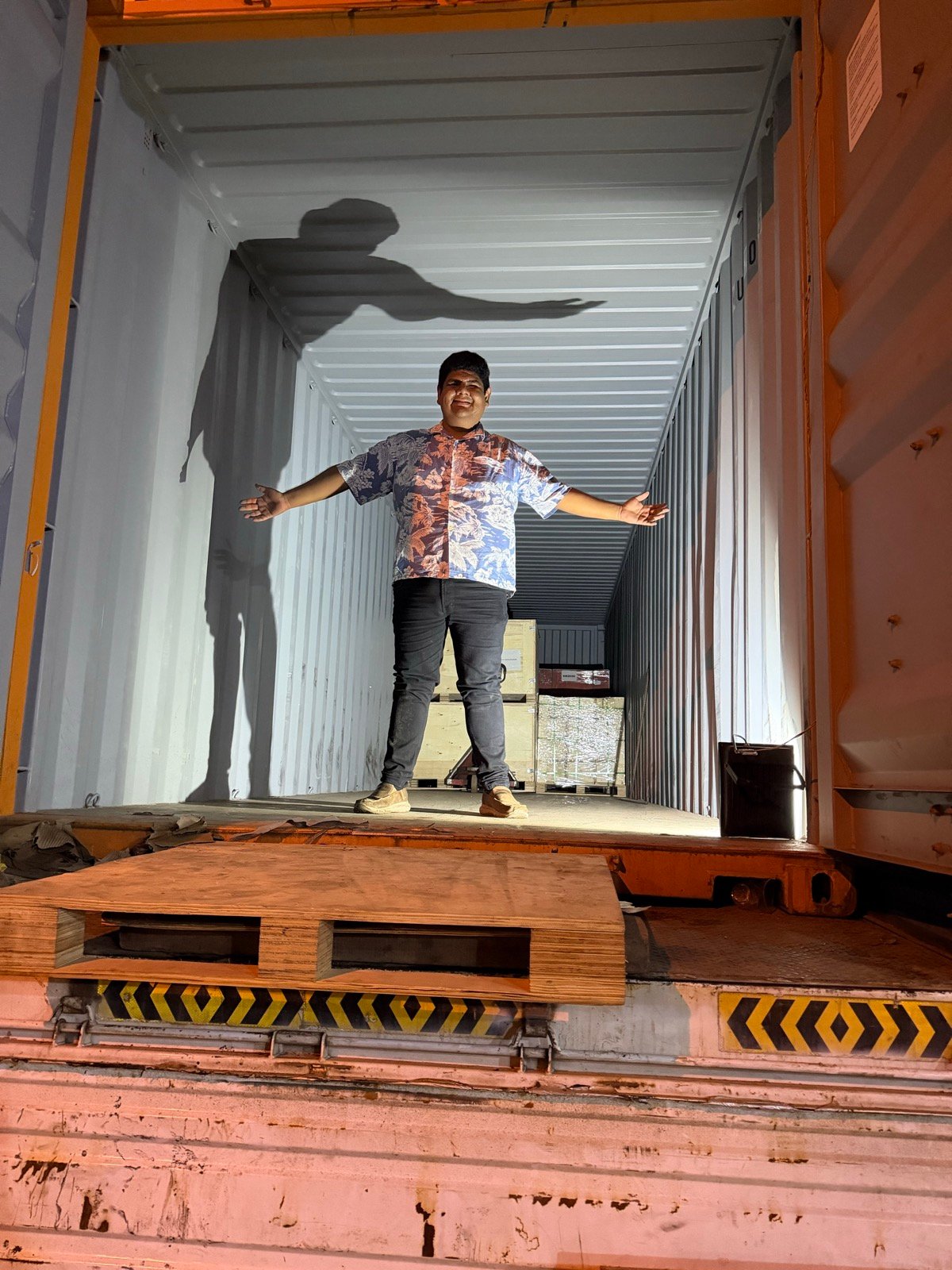 Sebastian Rivera supervisando carga de contenedor importado desde China