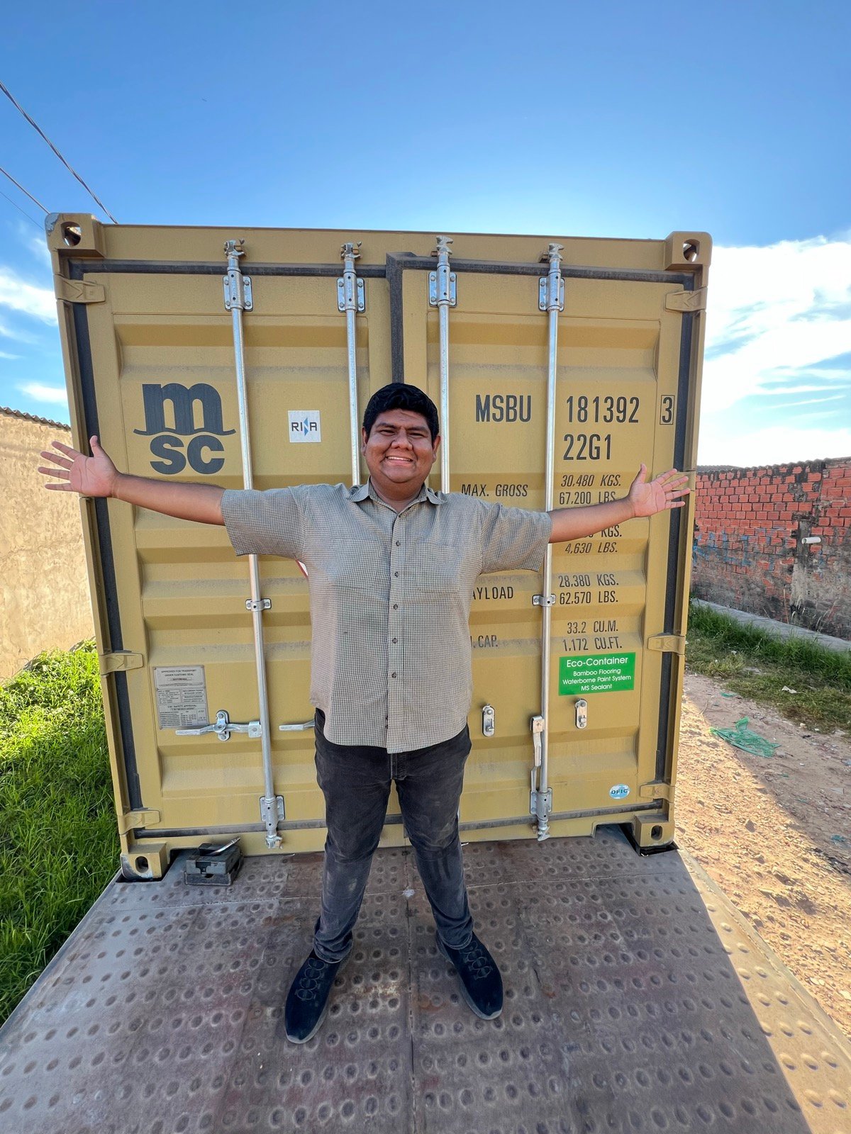 Equipo de Detodo Importaciones en proceso de importación de contenedor